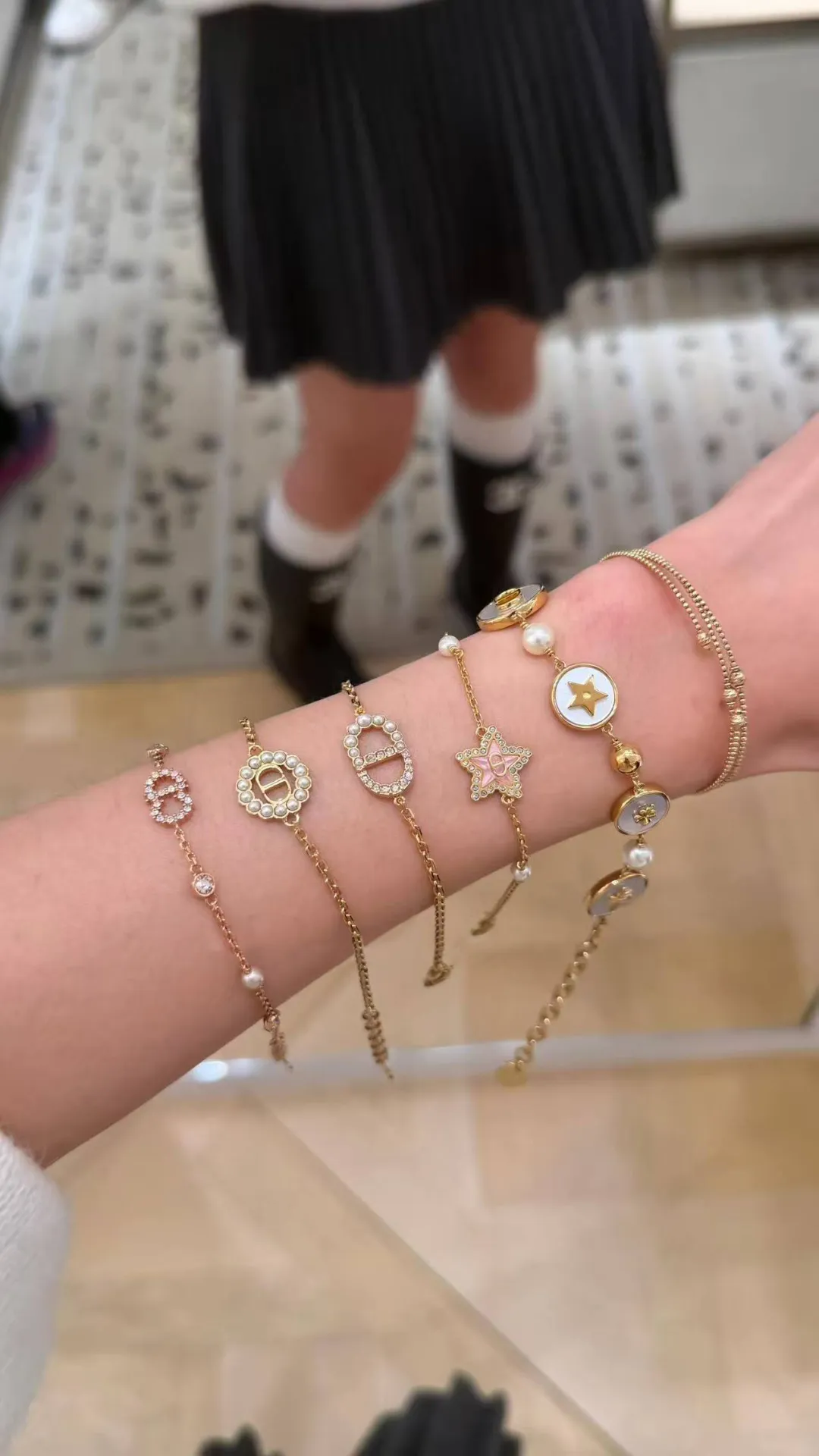 CD Logo Crystal and Resin Pearl Bracelet D13517216 — view 9