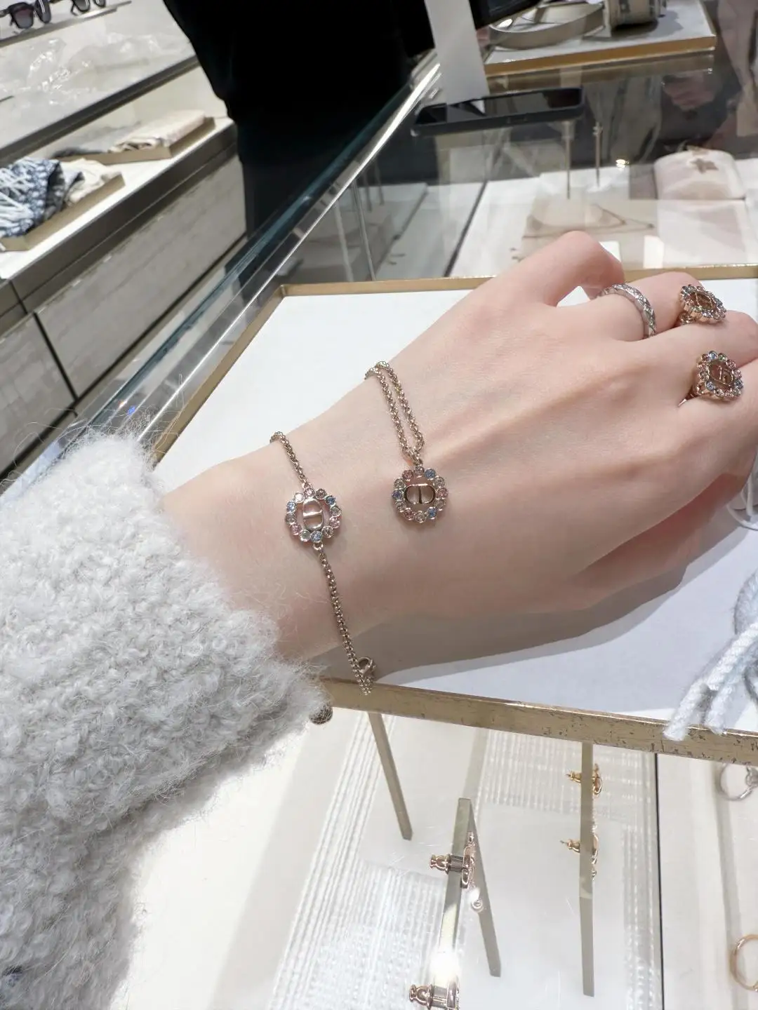 CD Logo Crystal Halo Chain Bracelet D13517102 — view 9