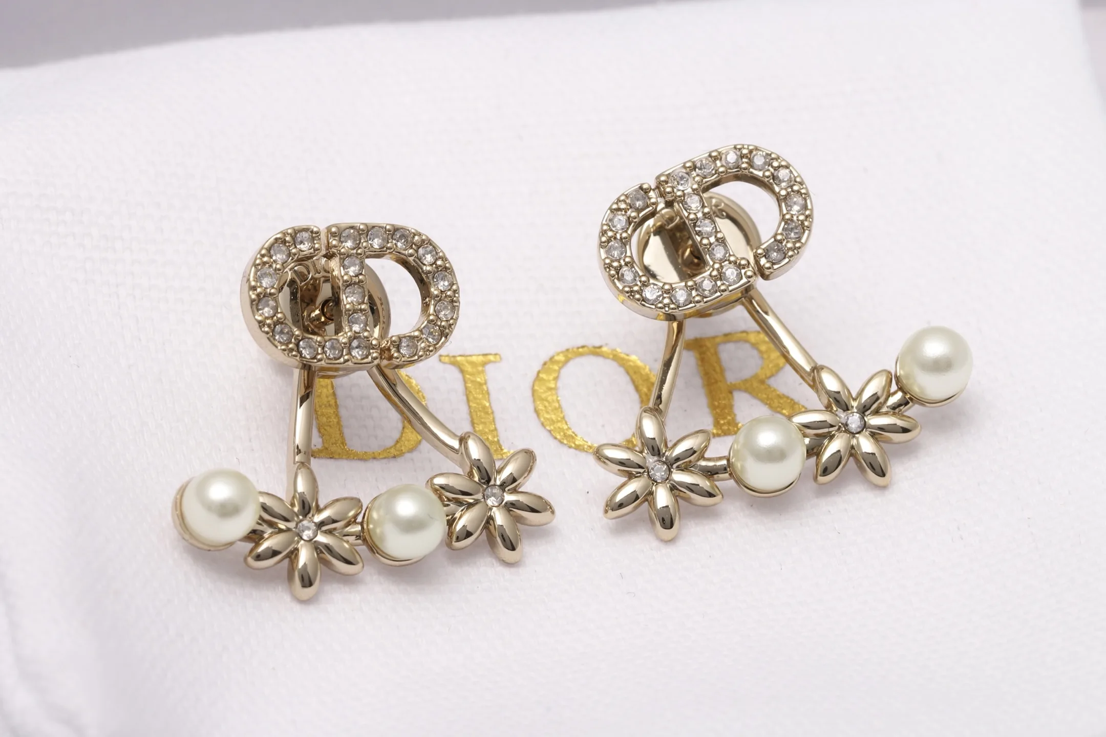 CD Logo Pearl and Floral Stud Earrings D14017099 — view 3