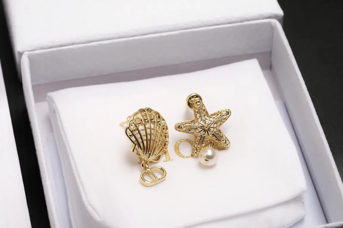 Cabinet de Curiosités Asymmetric Shell and Starfish Earrings D11517599 — view 3