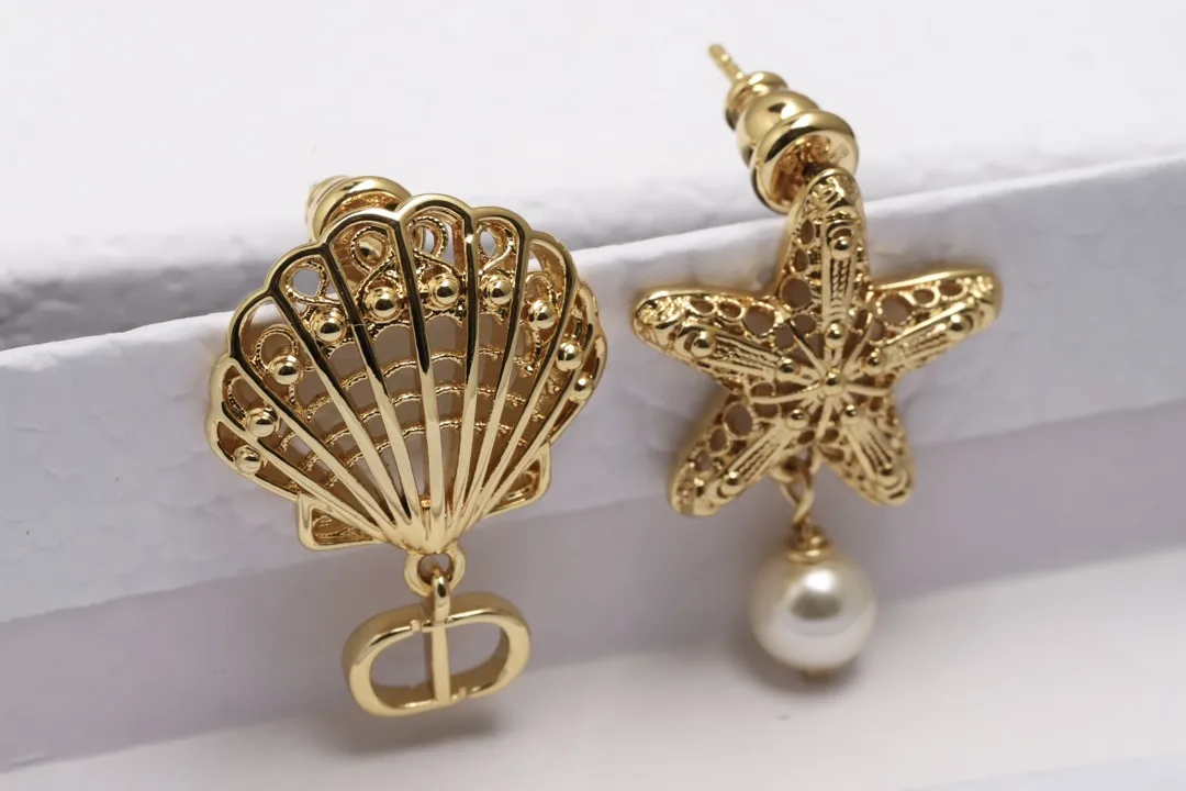 Cabinet de Curiosités Asymmetric Shell and Starfish Earrings D11517599 — view 7