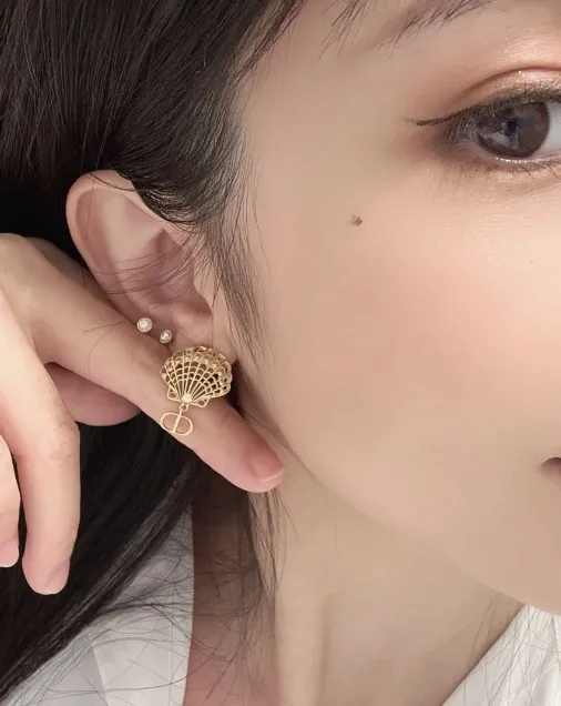 Cabinet de Curiosités Asymmetric Shell and Starfish Earrings D11517599 — view 8