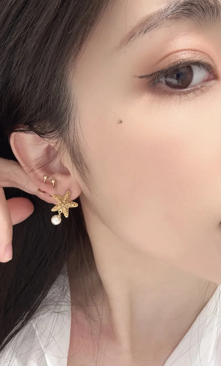 Cabinet de Curiosités Asymmetric Shell and Starfish Earrings D11517599 — view 9