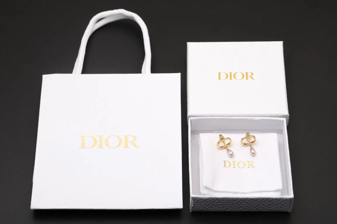 CD Logo Drop Pearl Earrings D13517726 — view 2