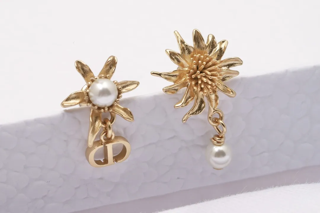 Asymmetric Floral CD Stud Earrings D13517284 — view 3