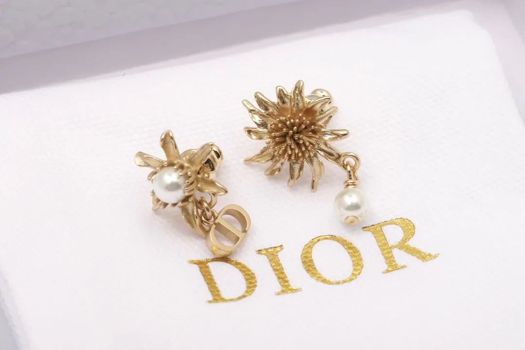 Asymmetric Floral CD Stud Earrings D13517284 — view 4