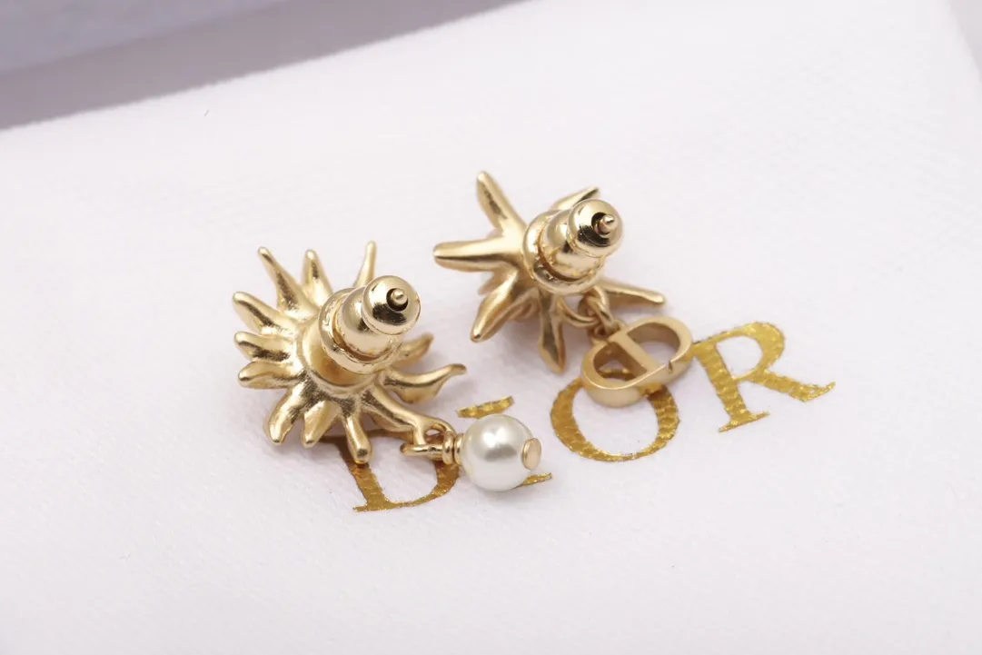 Asymmetric Floral CD Stud Earrings D13517284 — view 5
