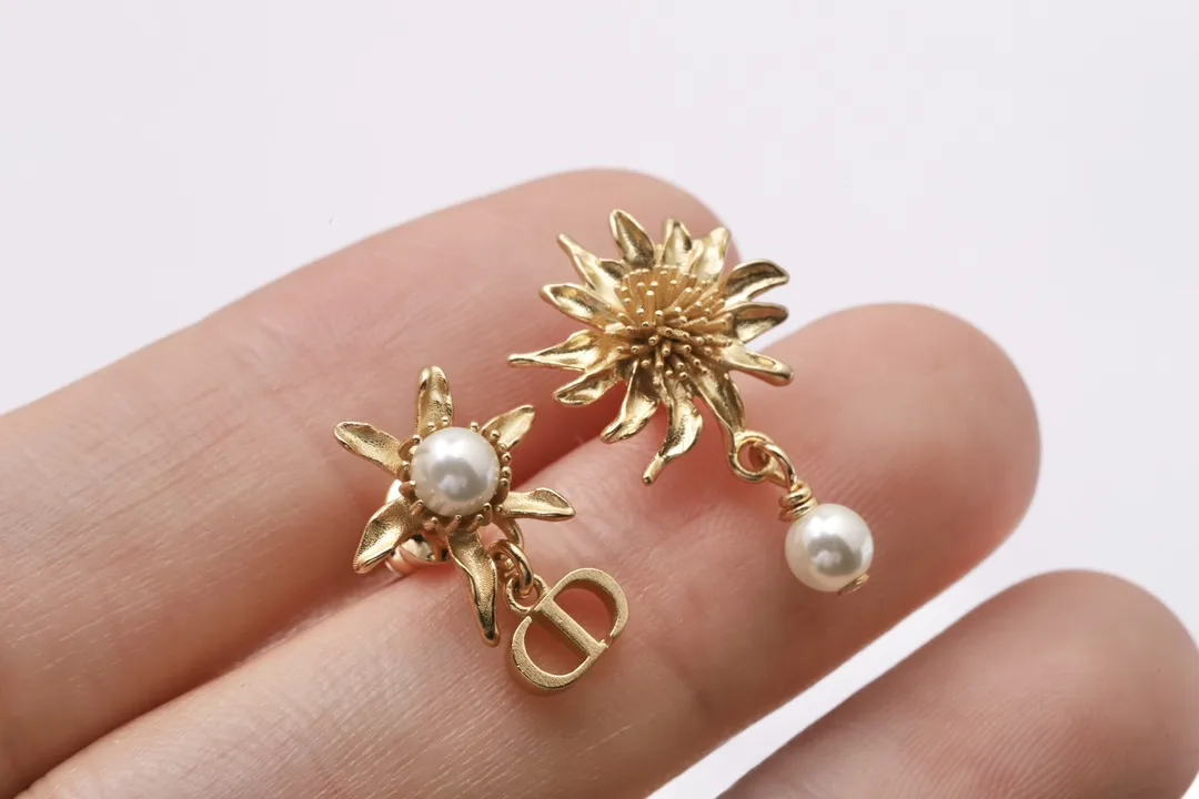 Asymmetric Floral CD Stud Earrings D13517284 — view 6