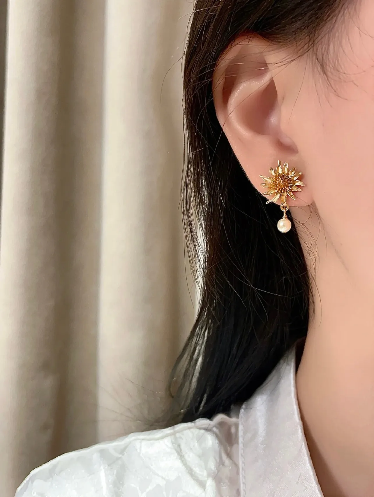 Asymmetric Floral CD Stud Earrings D13517284 — view 8