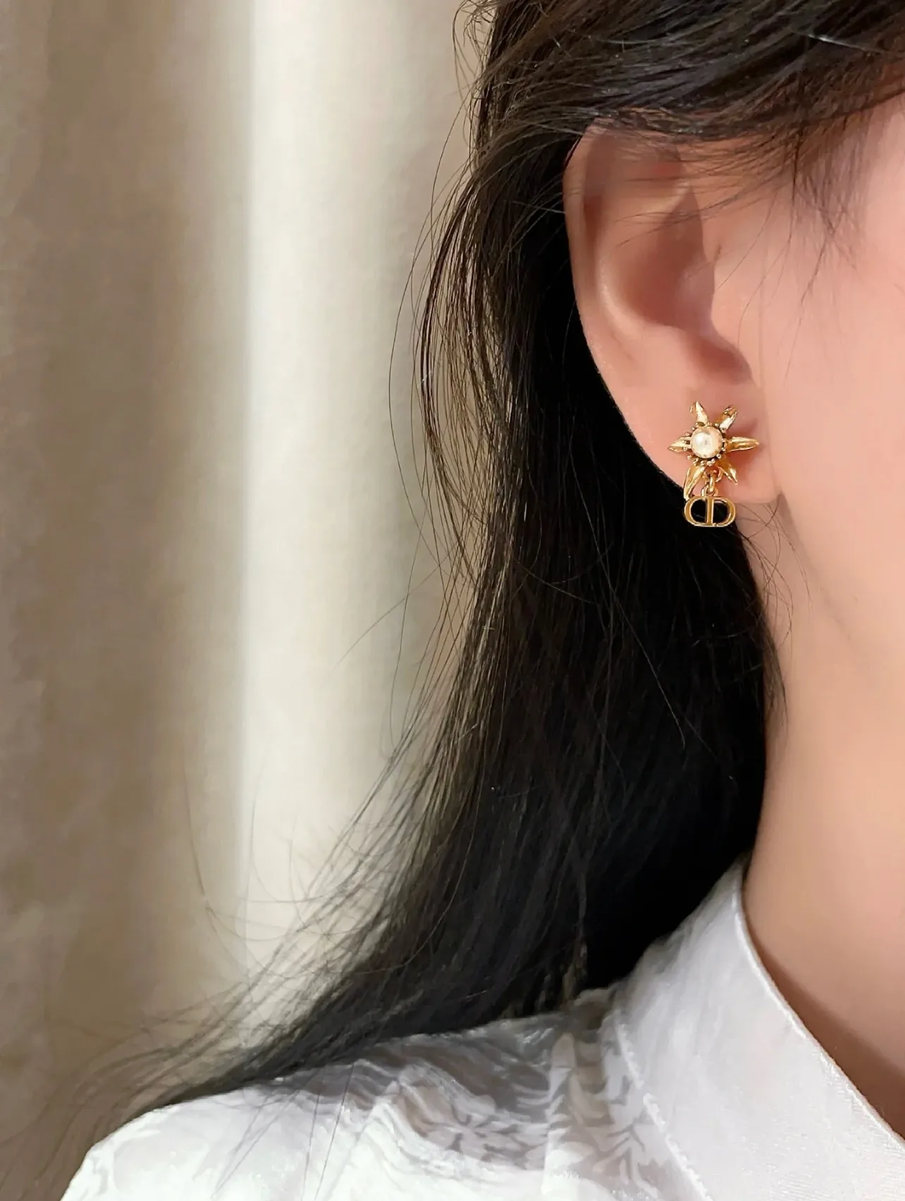 Asymmetric Floral CD Stud Earrings D13517284 — view 9