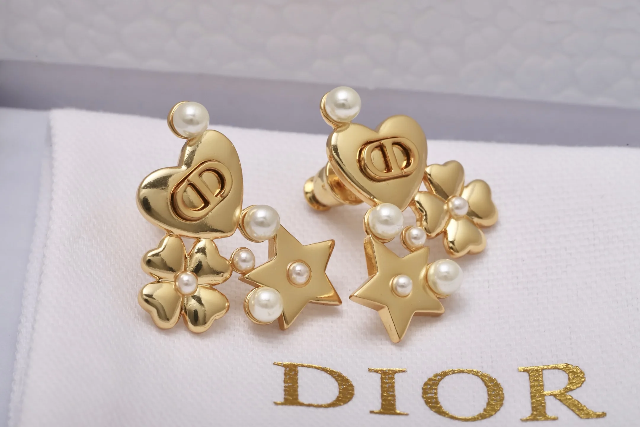 CD Heart Star and Clover Stud Earrings with Resin Pearls D14016678 — view 3