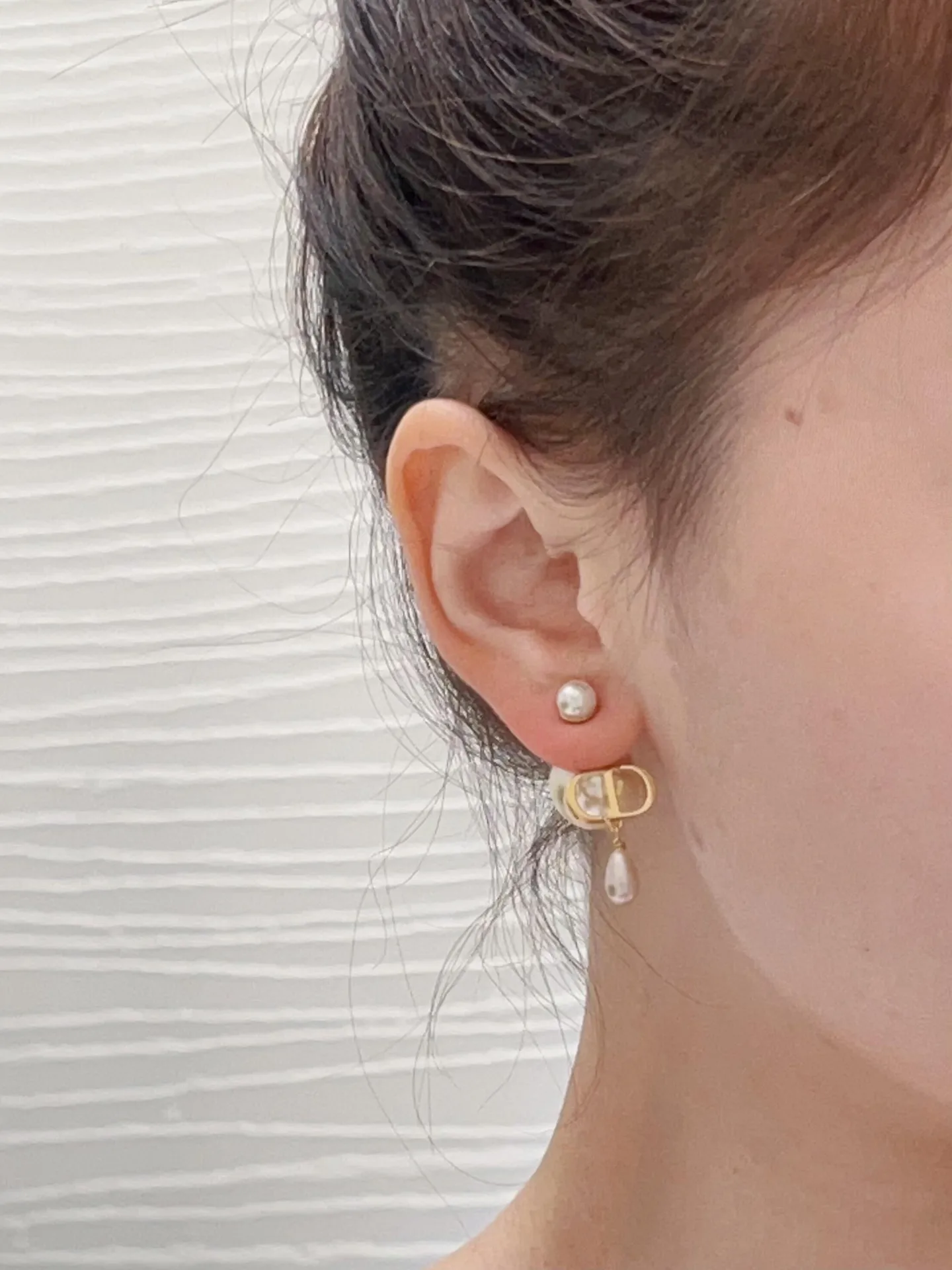 CD Logo Drop Pearl Earrings with Crystals D14517725 — view 8