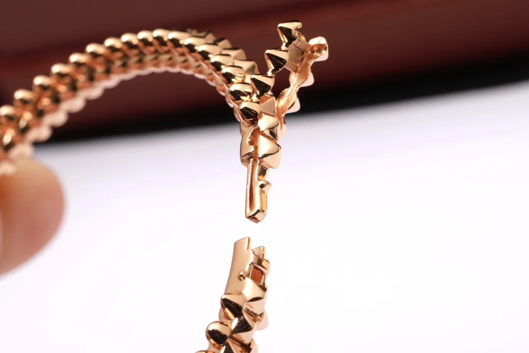 Clash de Cartier Studded Bangle D31016885 — view 6