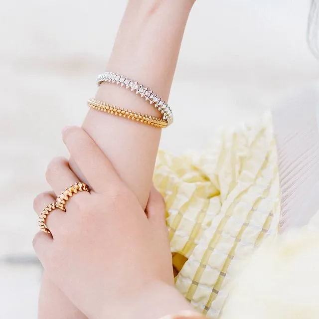 Clash de Cartier Studded Bangle D31016885 — view 9