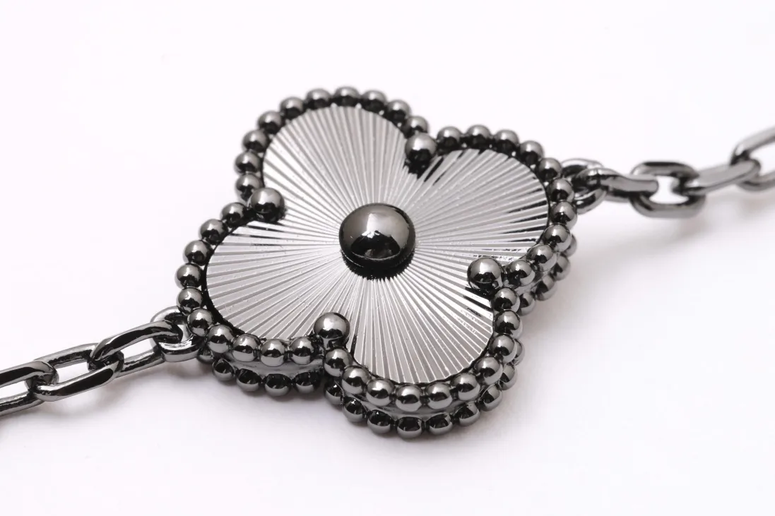 Alhambra Guilloché 5-Motif Bracelet D29016941 — view 4
