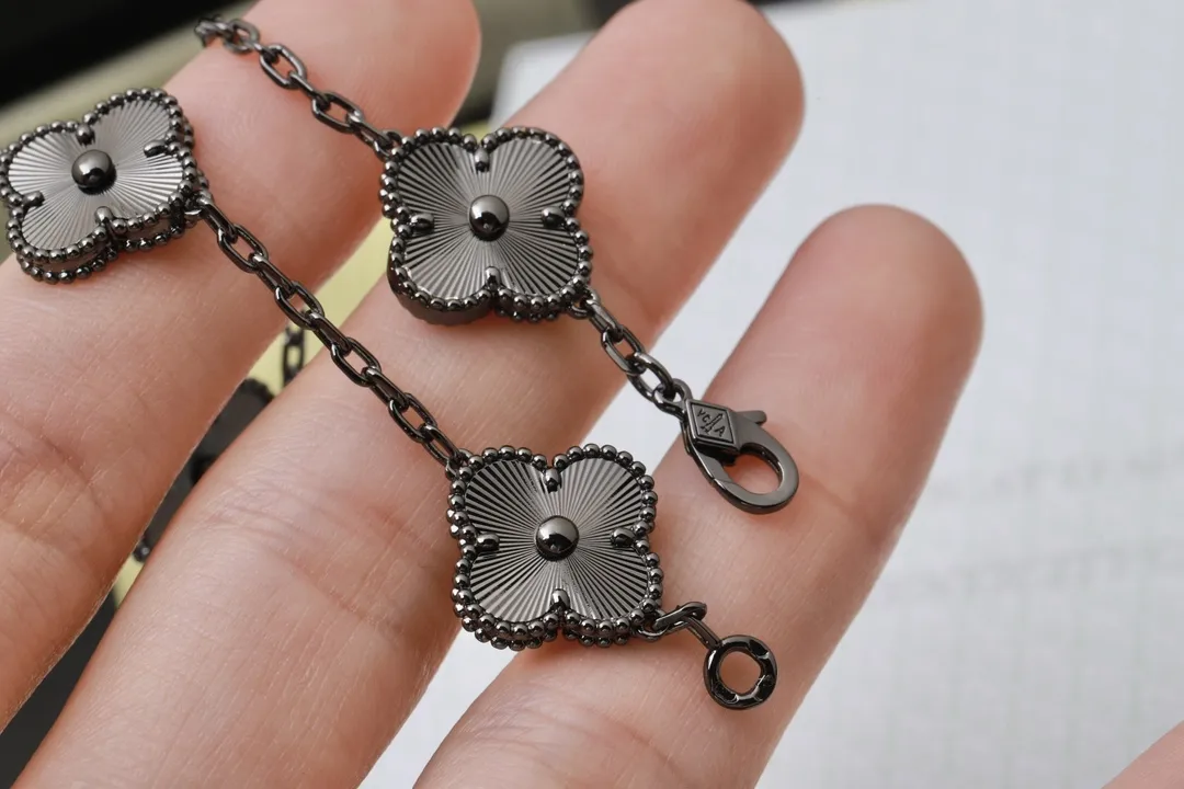 Alhambra Guilloché 5-Motif Bracelet D29016941 — view 6