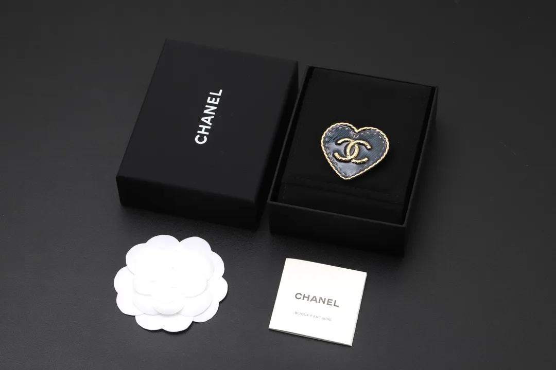 Heart-Shaped Denim Enamel Brooch D14517235 — view 2