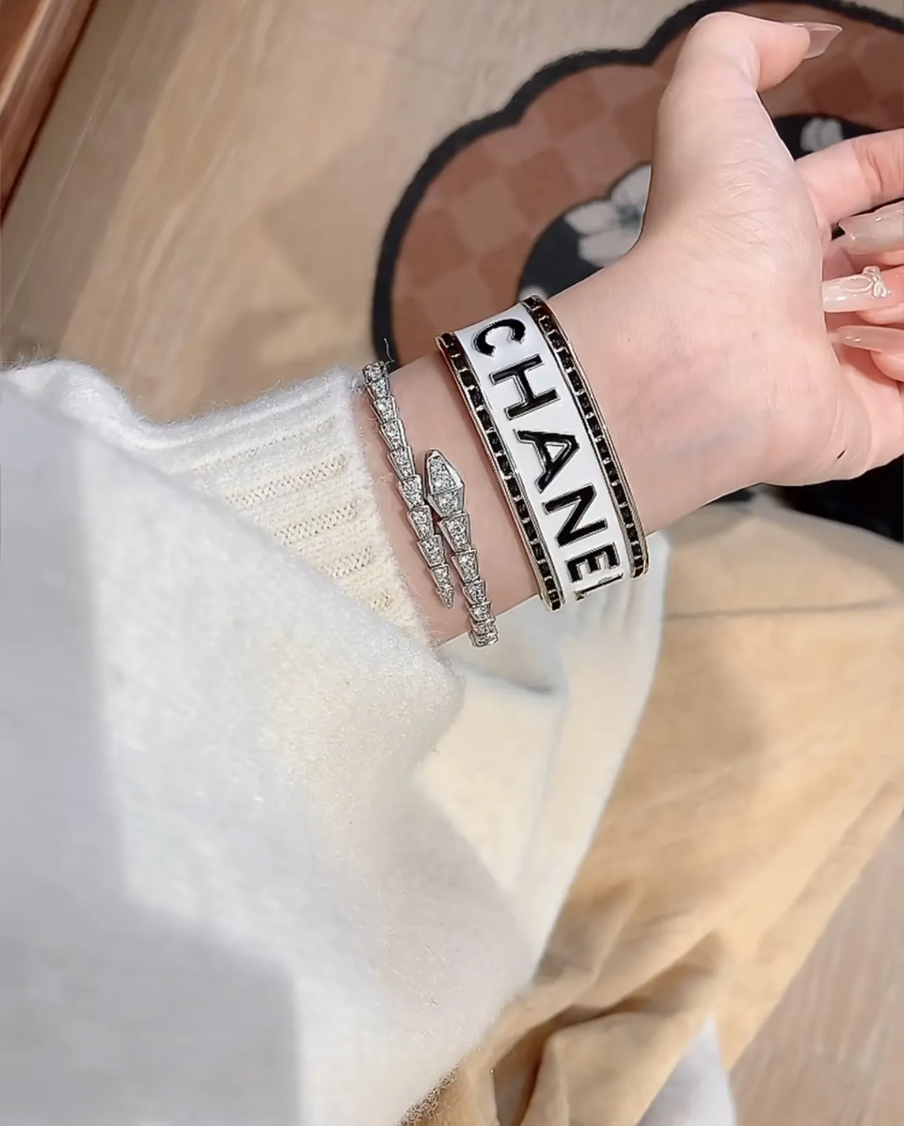Logo Enamel Cuff Bracelet D19017669 — view 8