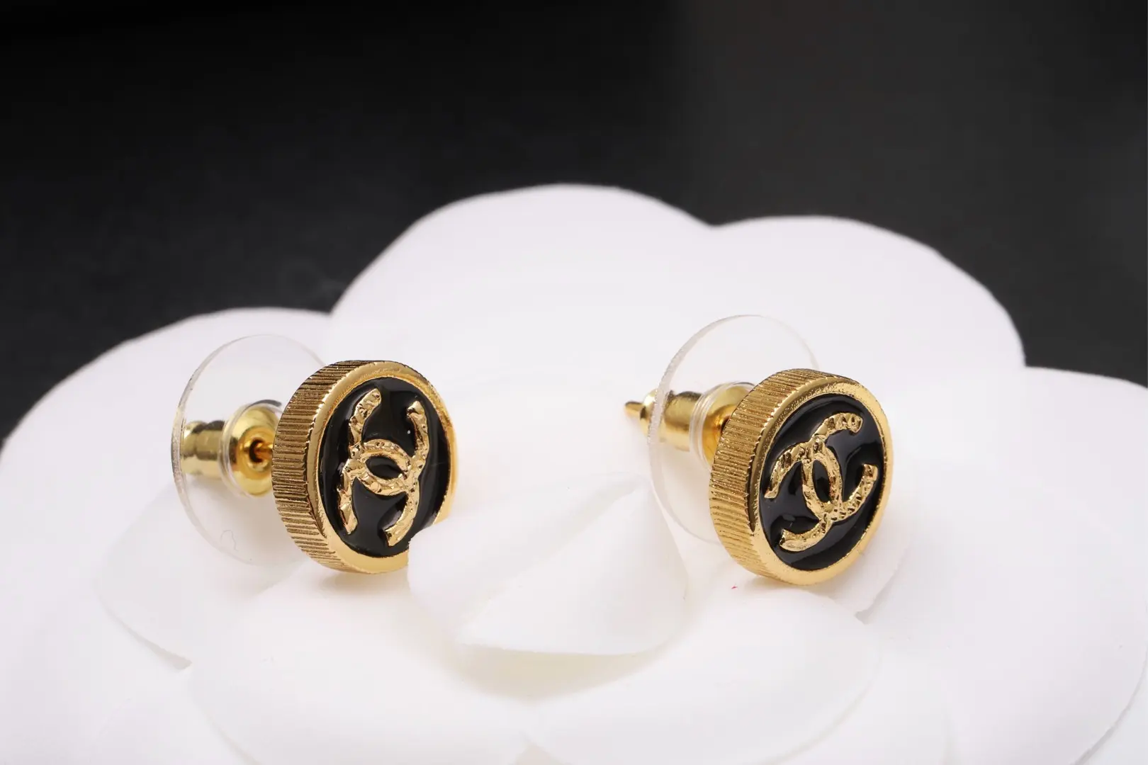 Vintage-Style CC Logo Stud Earrings D13517429 — view 3