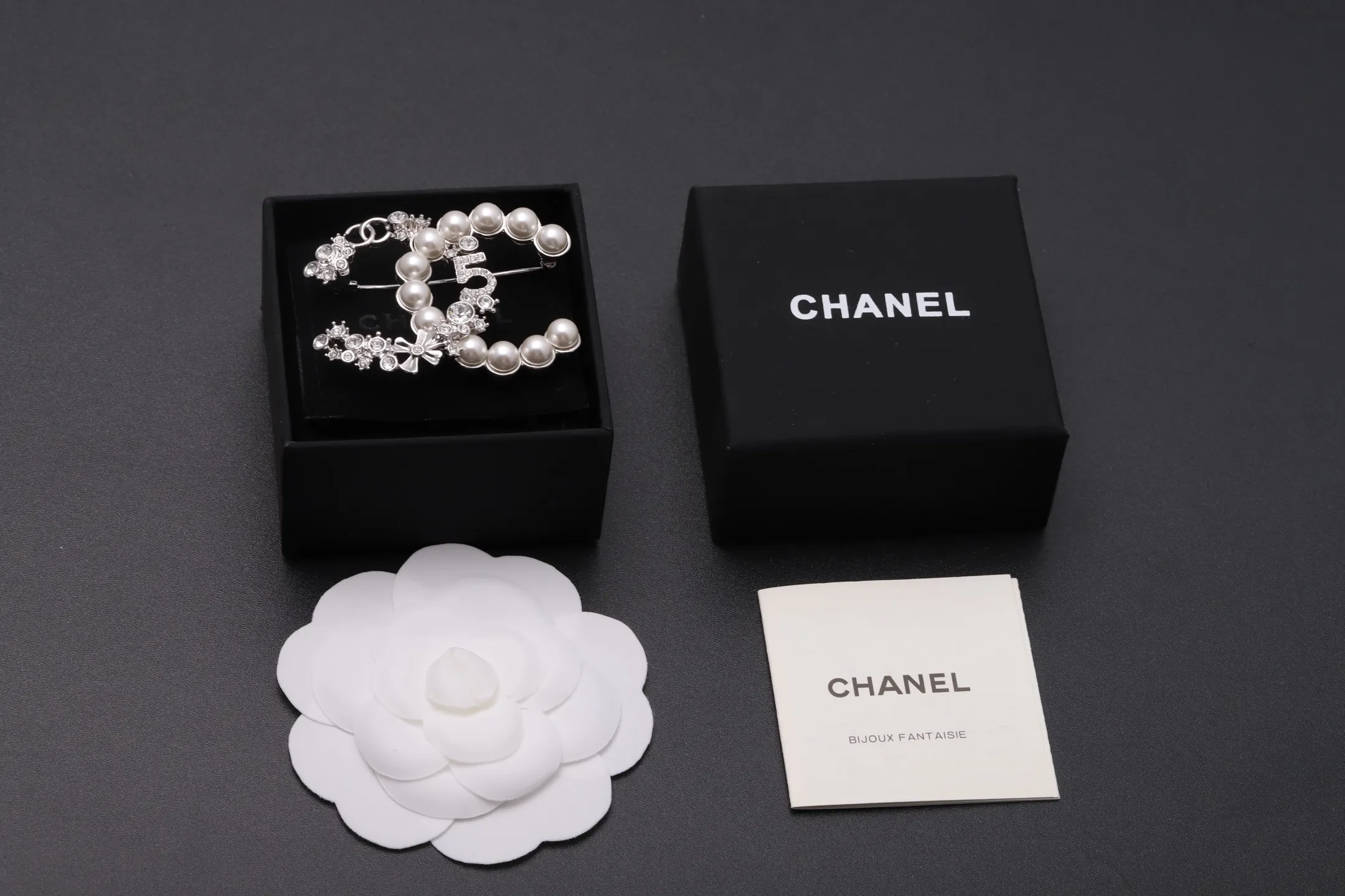 Double C Pearl and Crystal Brooch D18017107 — view 2