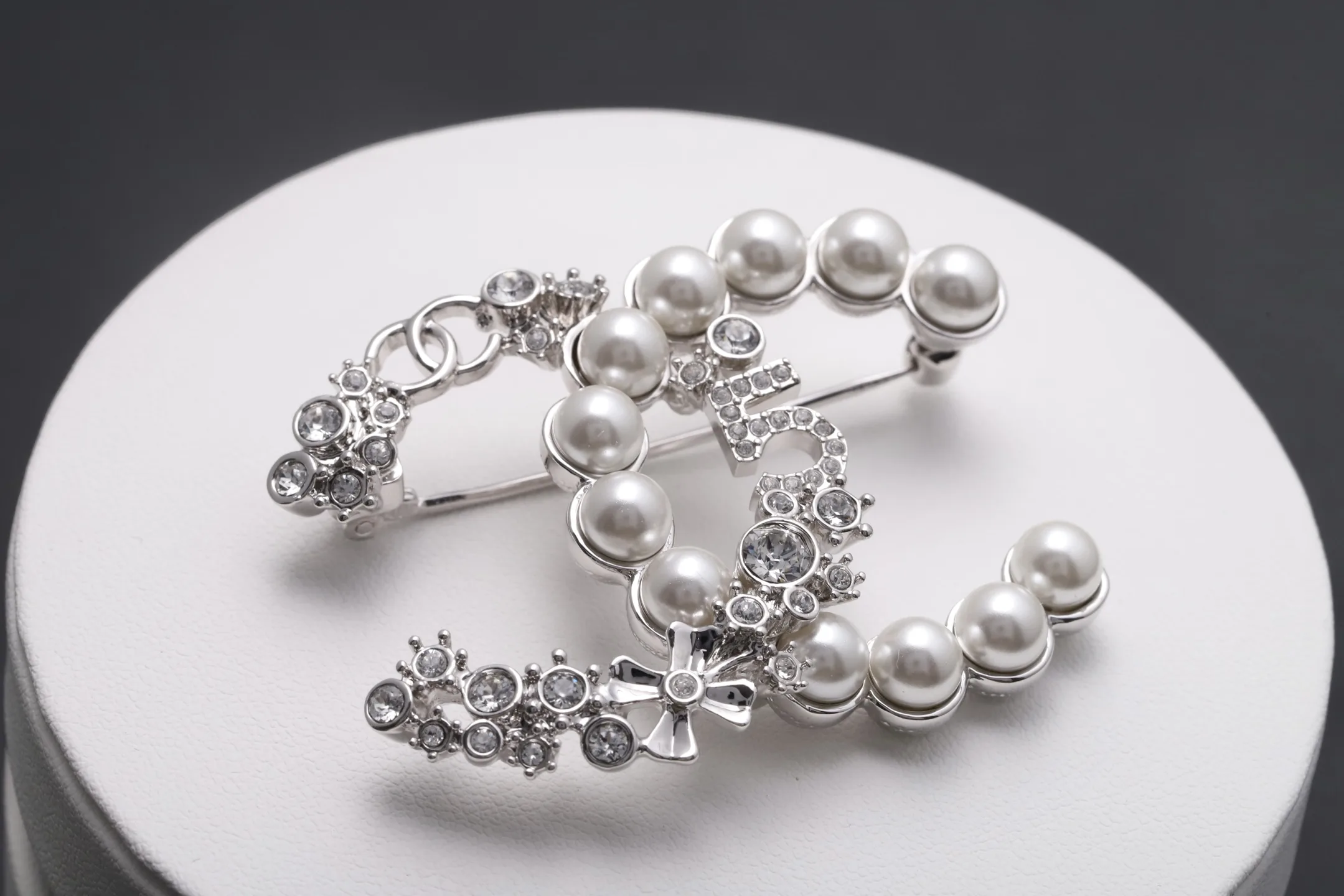 Double C Pearl and Crystal Brooch D18017107 — view 3