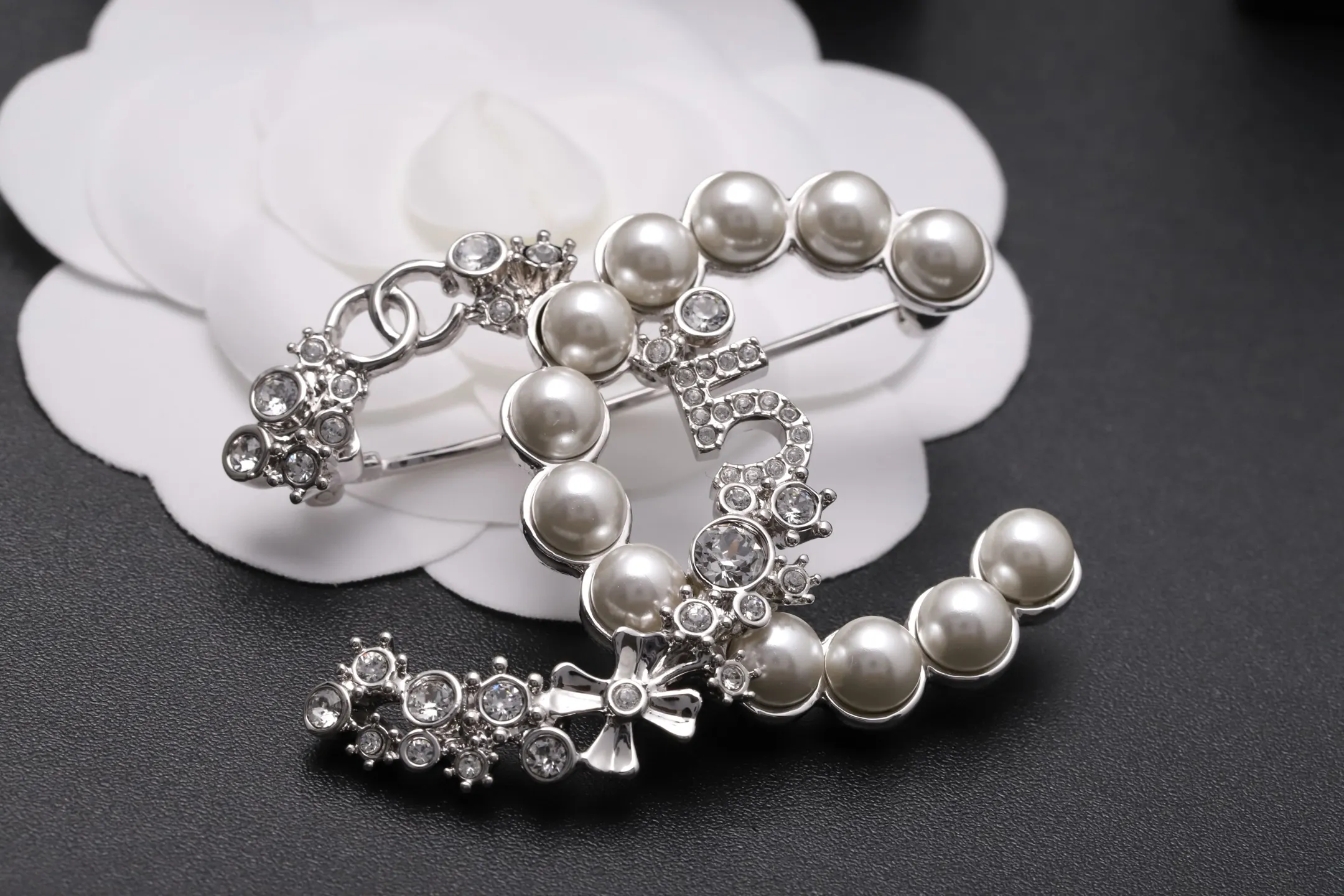 Double C Pearl and Crystal Brooch D18017107 — view 4