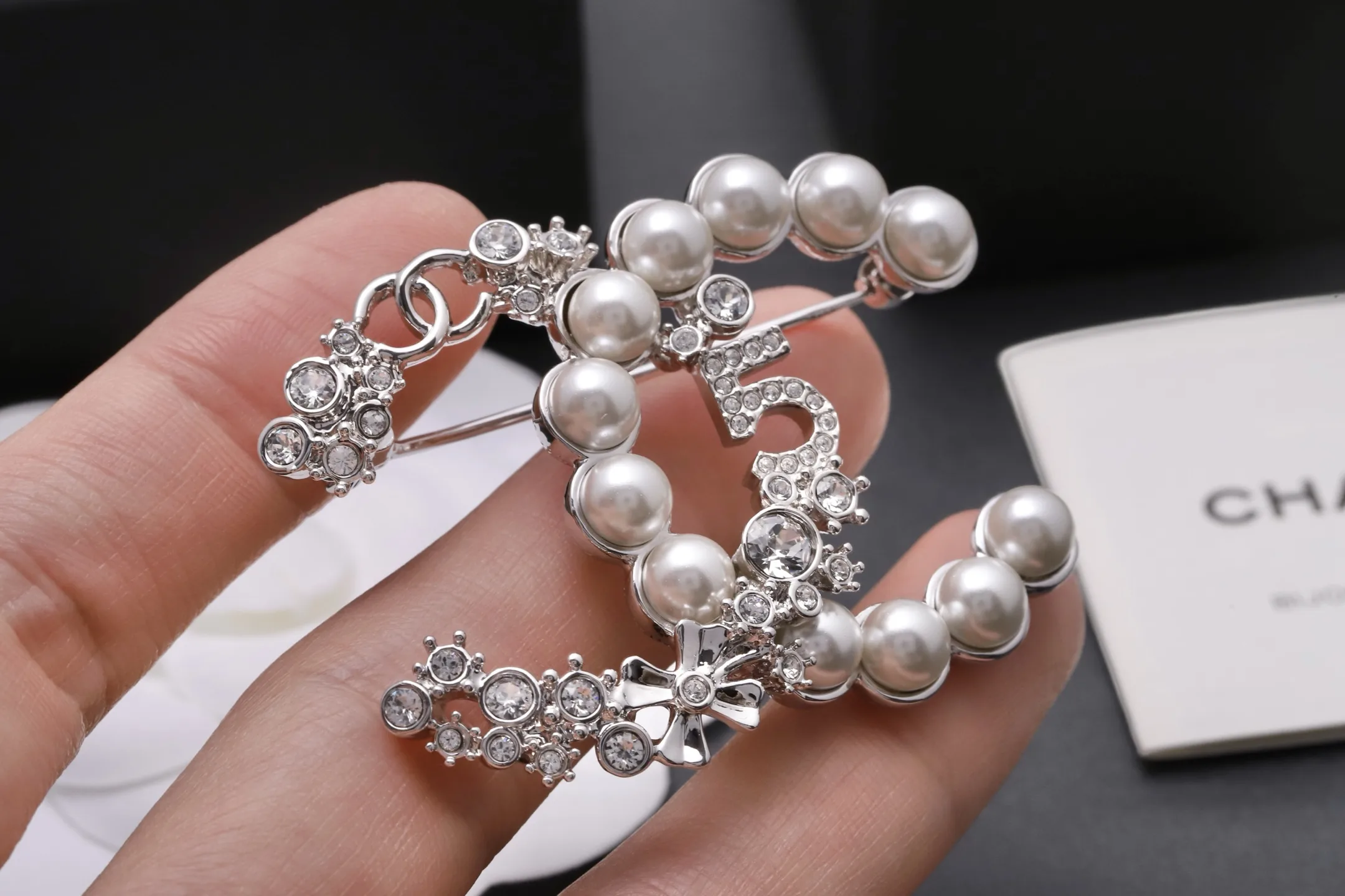 Double C Pearl and Crystal Brooch D18017107 — view 5