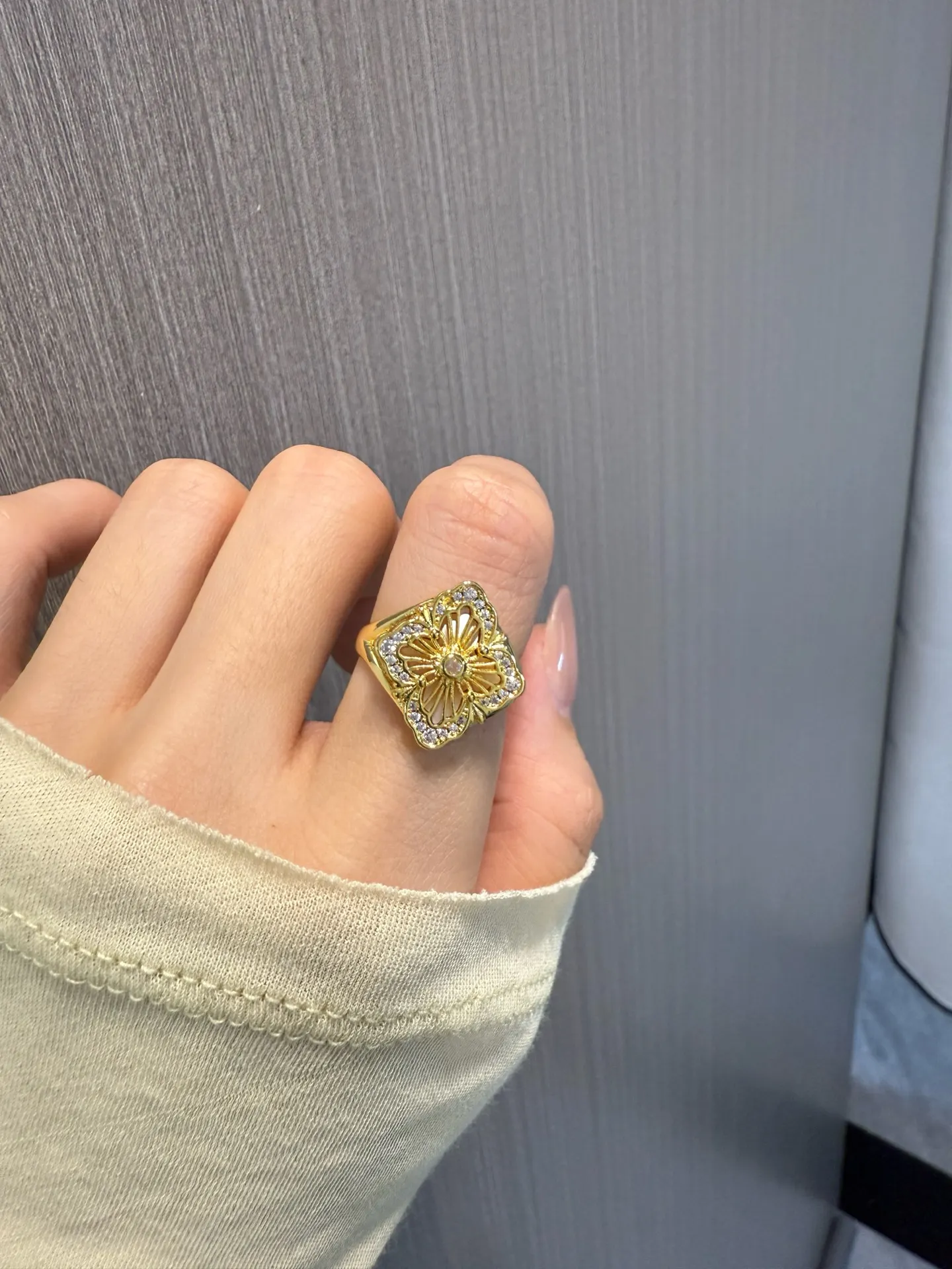 Opera Tulle Mother-of-Pearl Ring (Gold-Plated Brass) D12017522 — view 8