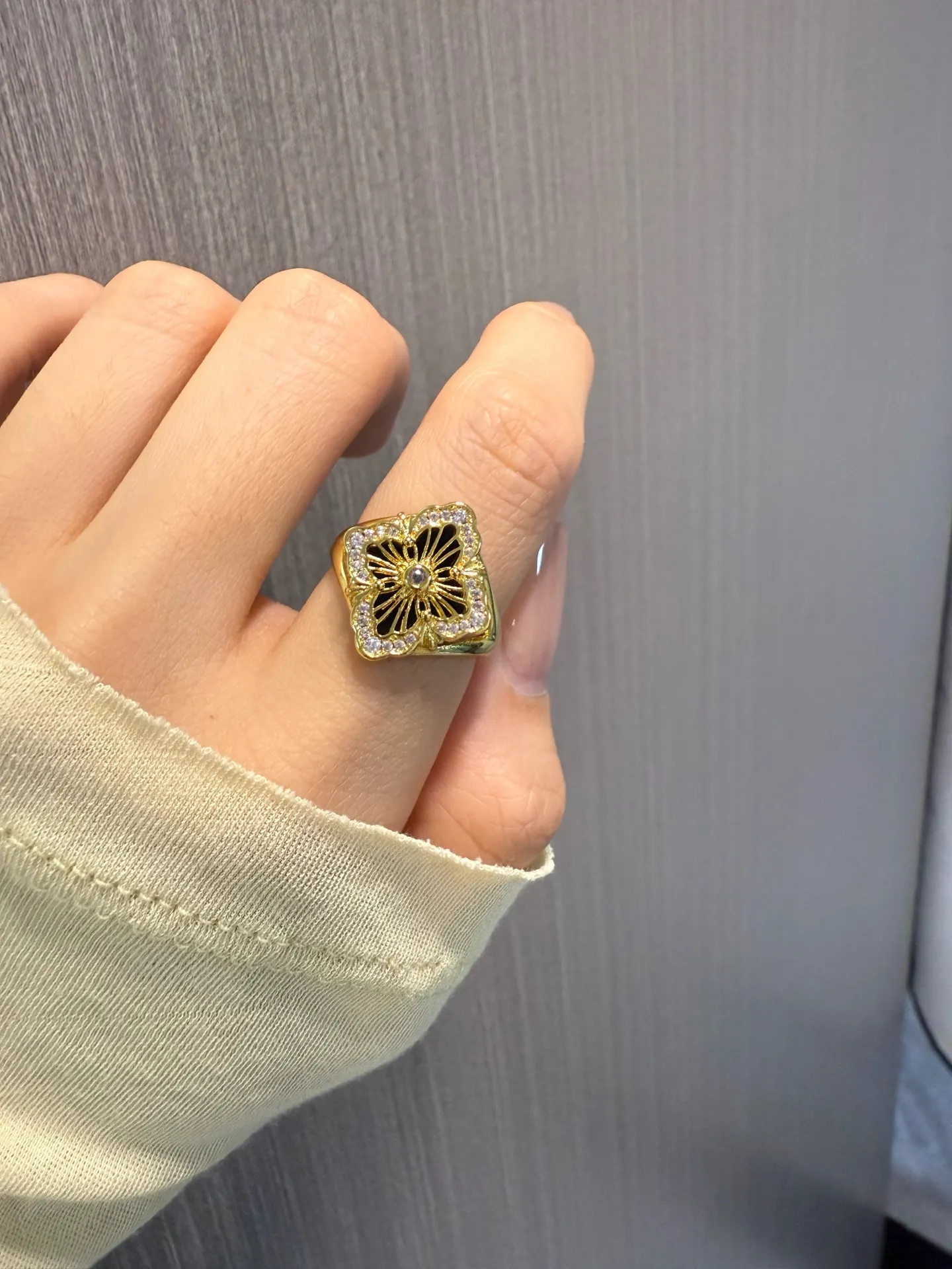 Opera Tulle Black Onyx Ring (Gold-Plated Brass) D12017521 — view 9