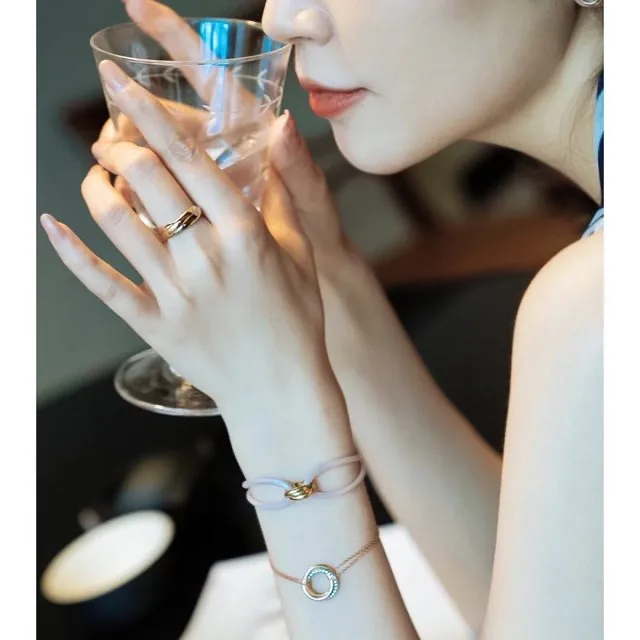 Trinity Interlocking Tri-Color Ring D18517078 — view 9