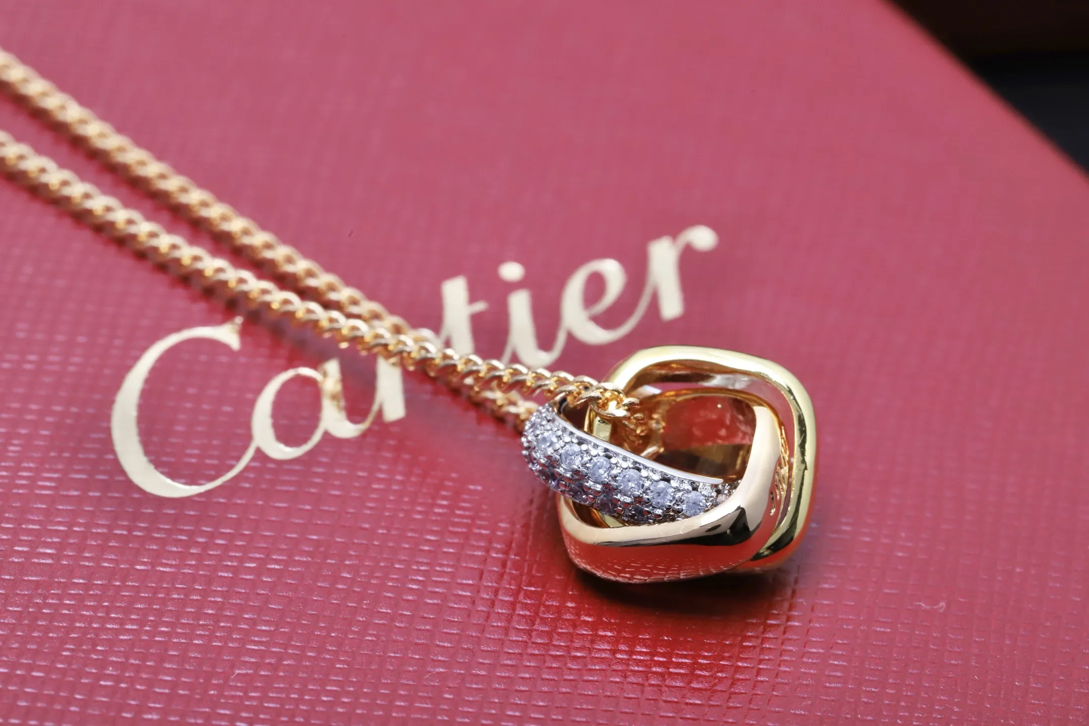 Trinity Pavé Diamond Interlocking Pendant Necklace D14016707 — view 5