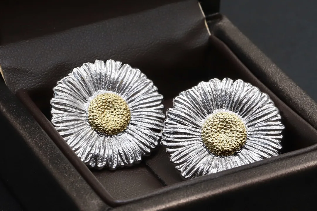 Daisy Stud Earrings in Sterling Silver D54516851 — view 4