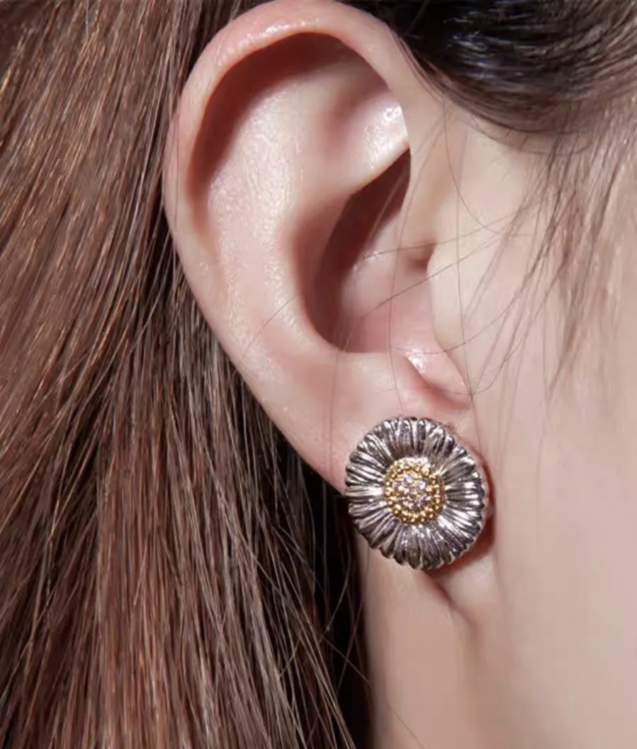 Buccellati Daisy Stud Earrings (Sterling Silver) D50016840 — view 9
