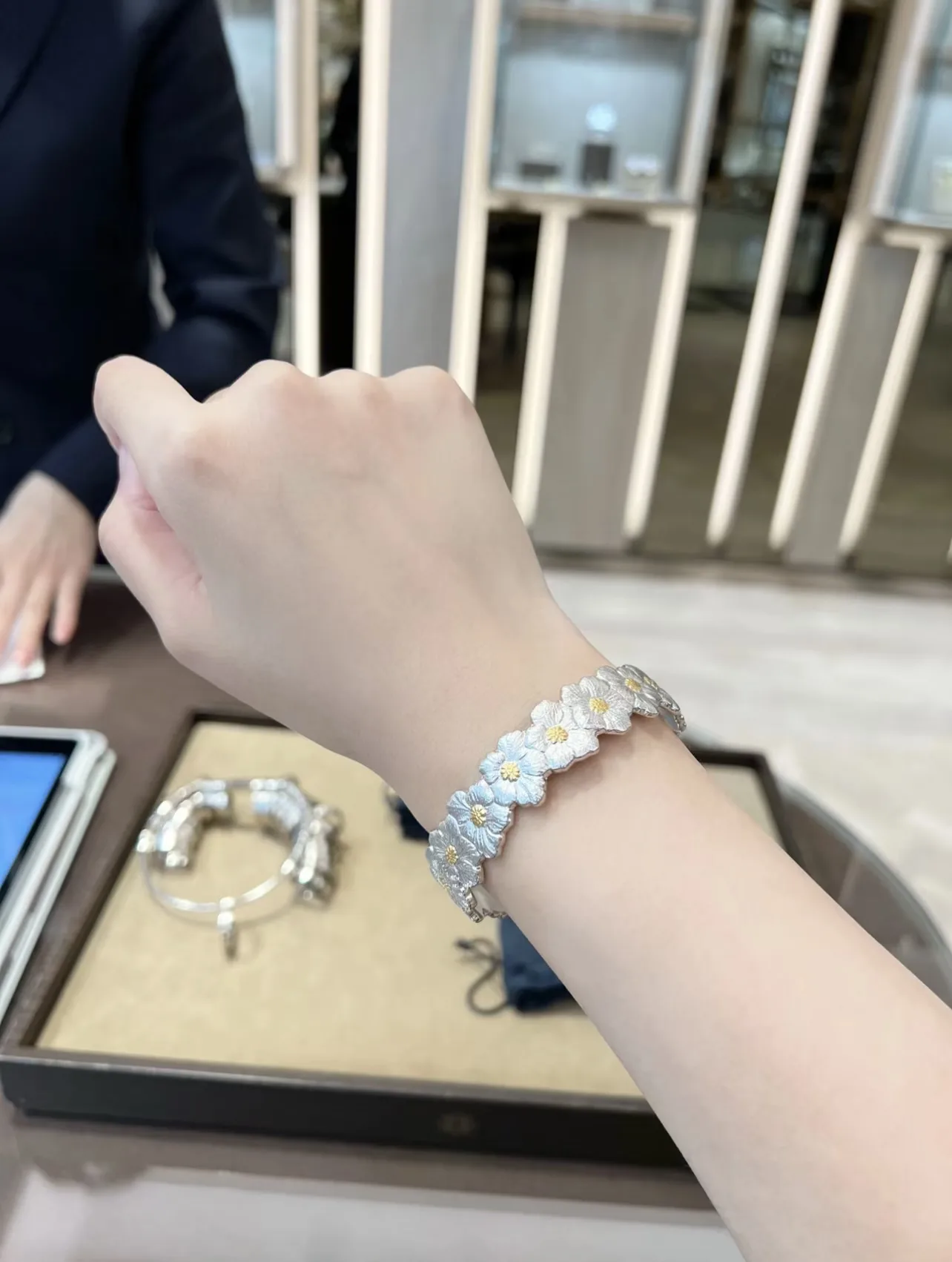 Blossoms Gardenia Cuff Bracelet (Sterling Silver) D195016724 — view 8