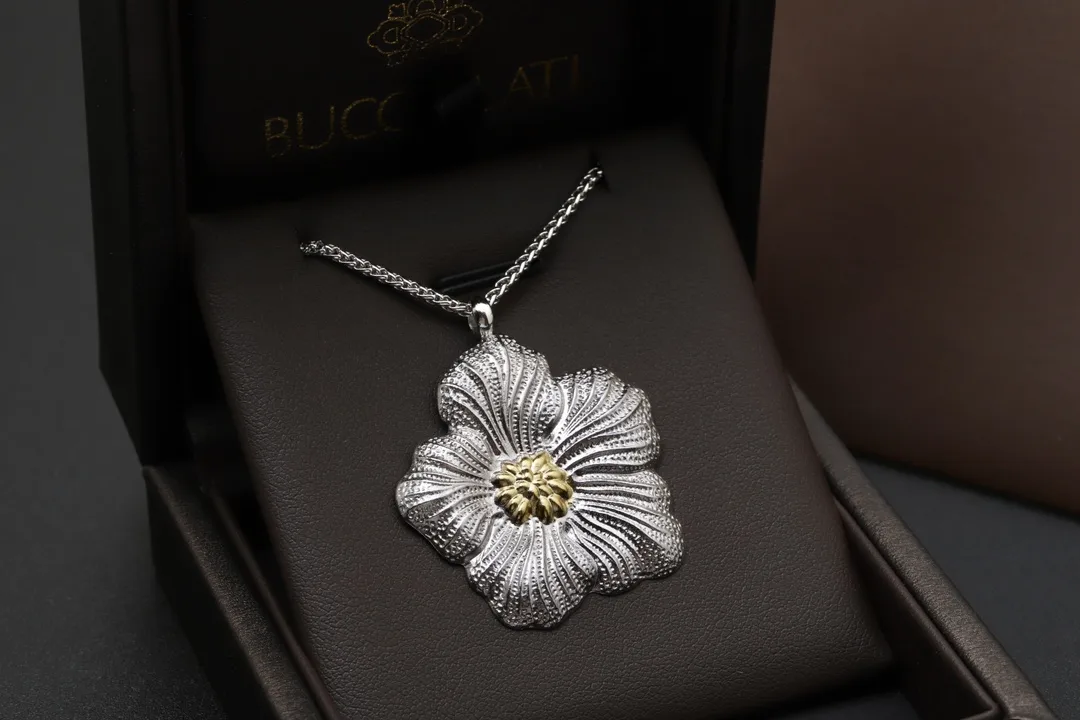 Buccellati Blossoms Gardenia Pendant Necklace (Sterling Silver) D73016820 — view 3