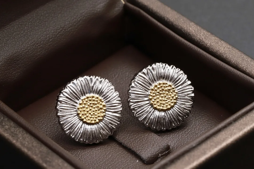 Buccellati Daisy Stud Earrings (Sterling Silver) D50016839 — view 4