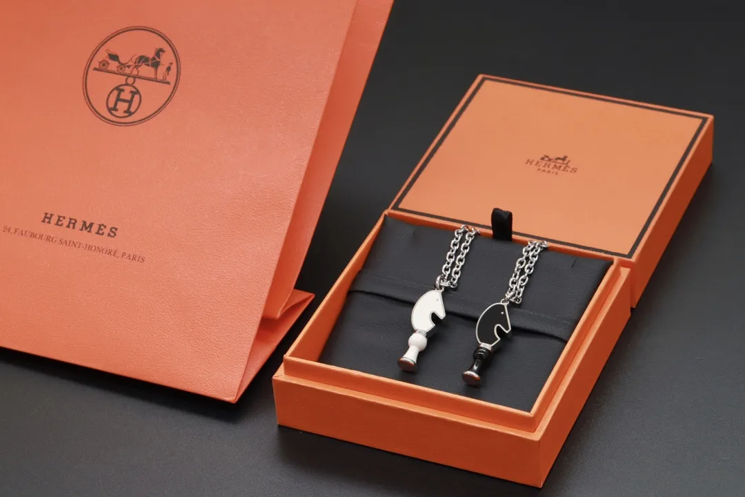 Cavalier Chess Knight Pendant Necklace D19517600 — view 5