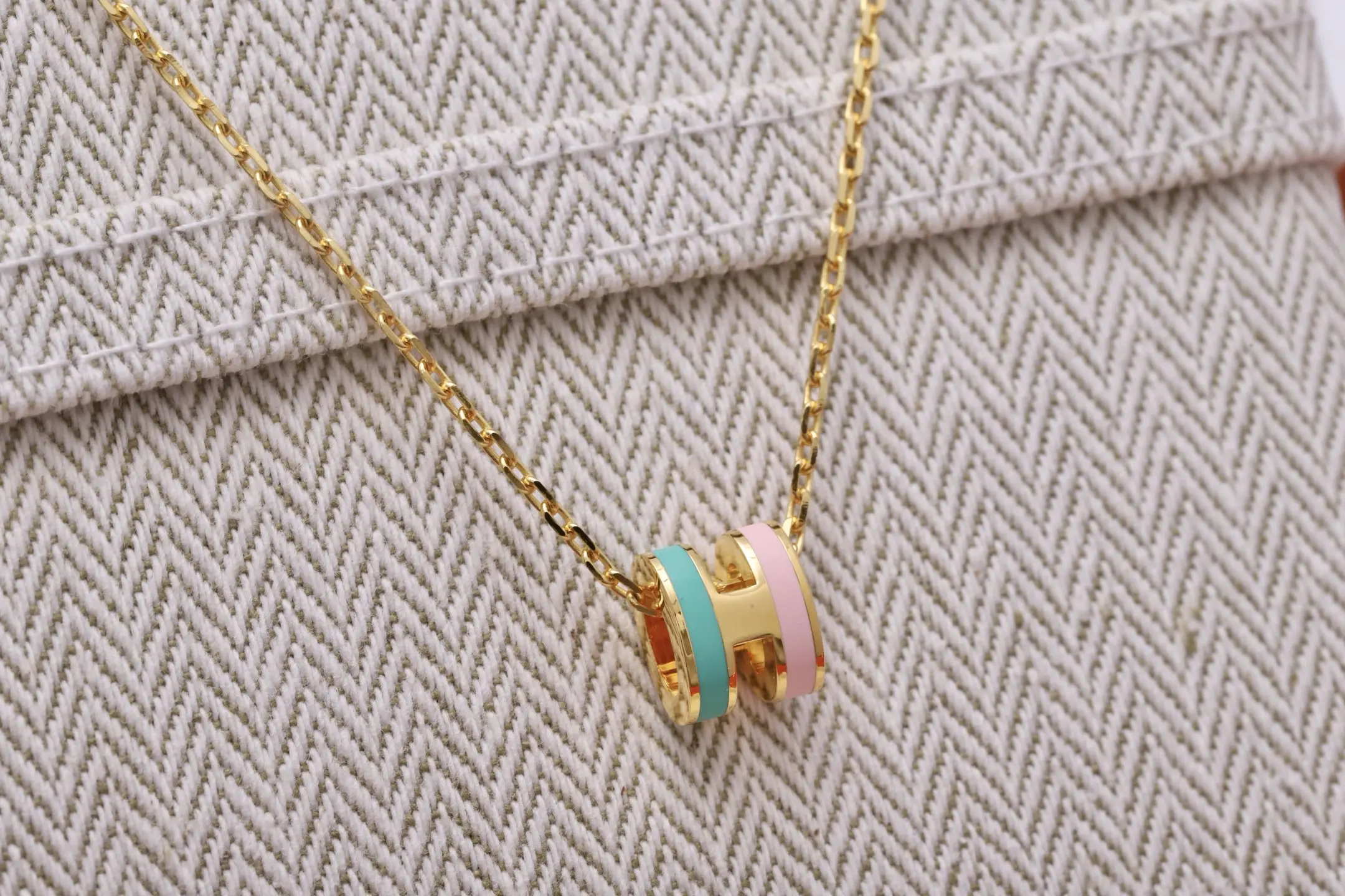 Mini Pop H Pendant Necklace D23516793 — view 3