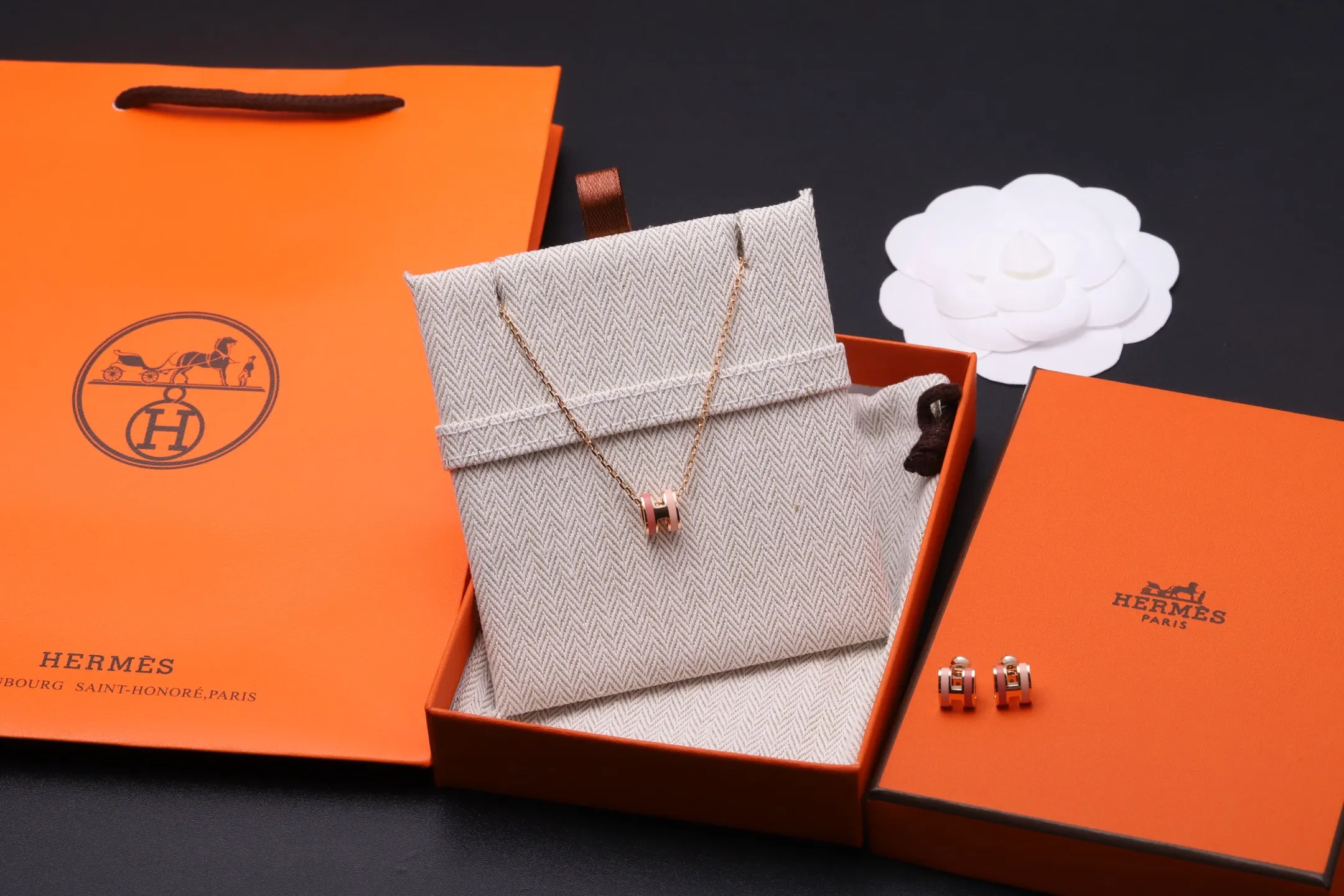 Mini Pop H Pendant Necklace in Rose Gold D23516792 — view 2
