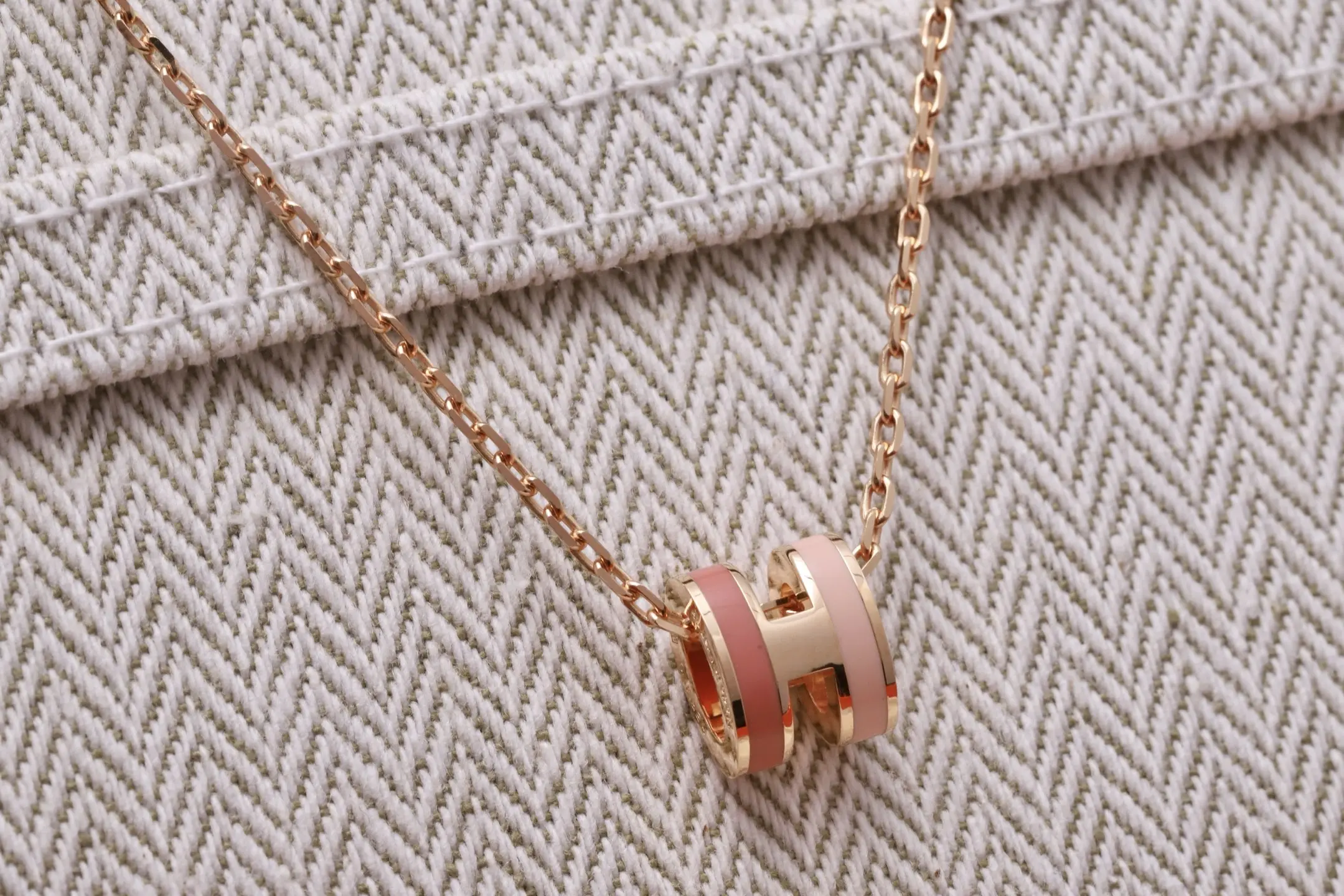 Mini Pop H Pendant Necklace in Rose Gold D23516792 — view 3