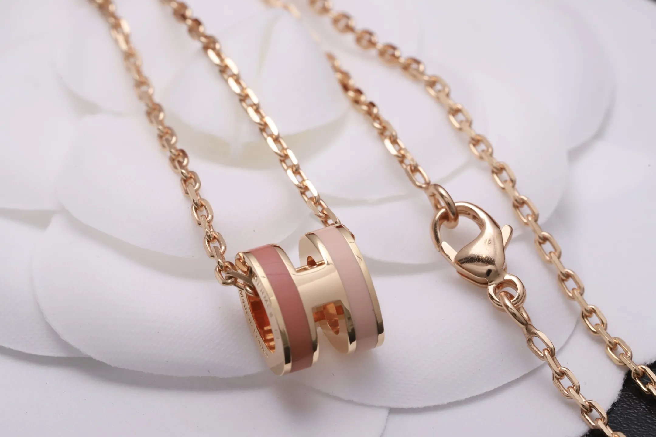 Mini Pop H Pendant Necklace in Rose Gold D23516792 — view 4