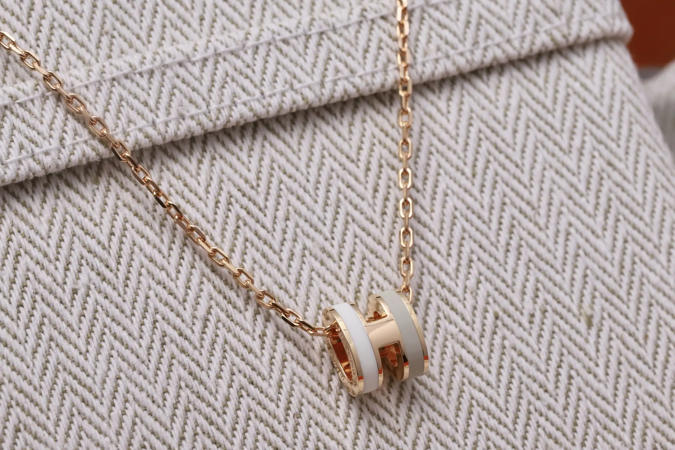 Mini Pop H Pendant Necklace D23516791 — view 3