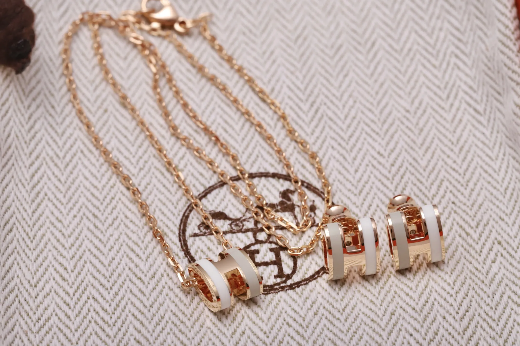 Mini Pop H Pendant Necklace D23516791 — view 4