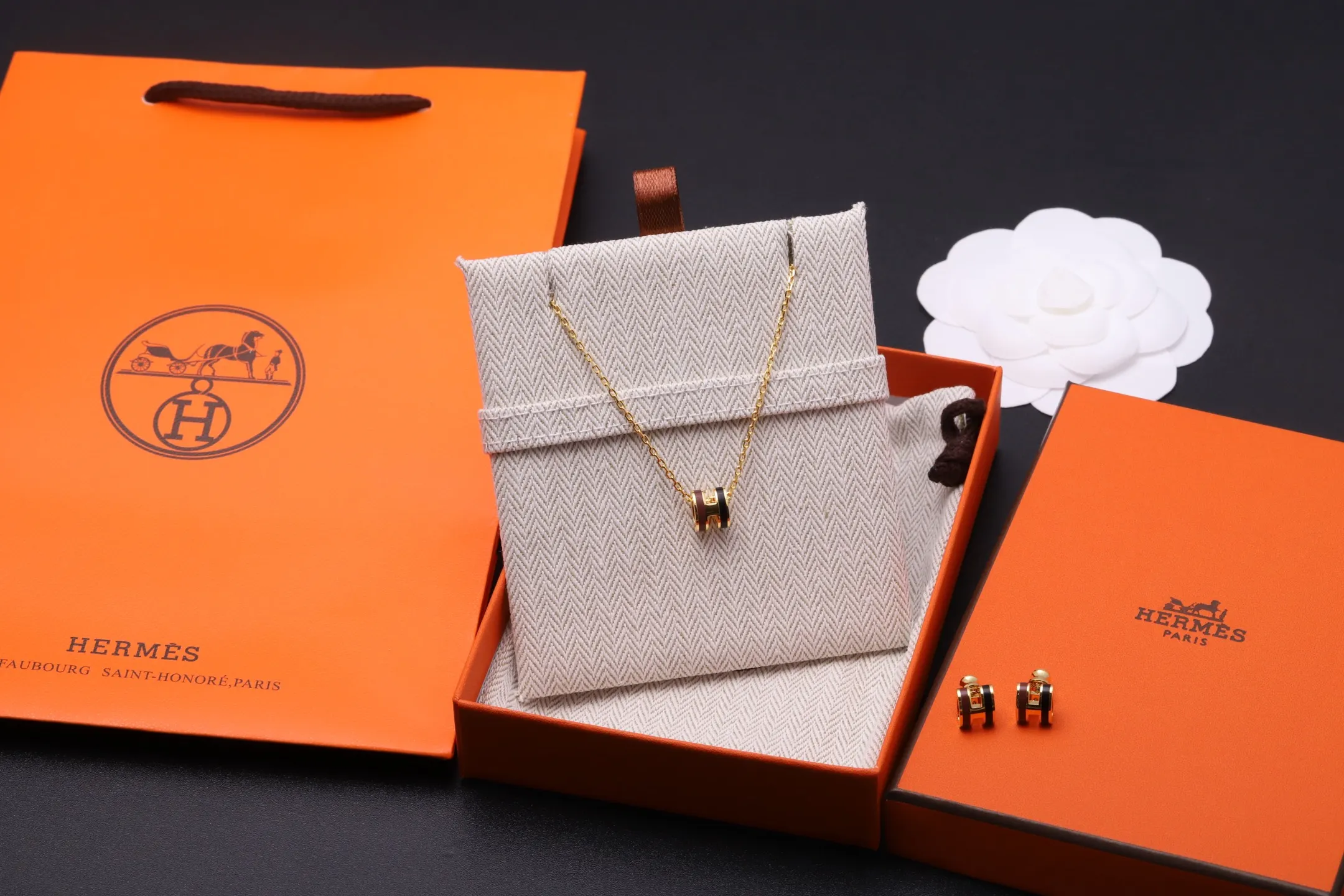 Mini Pop H Pendant Necklace D23516794 — view 2