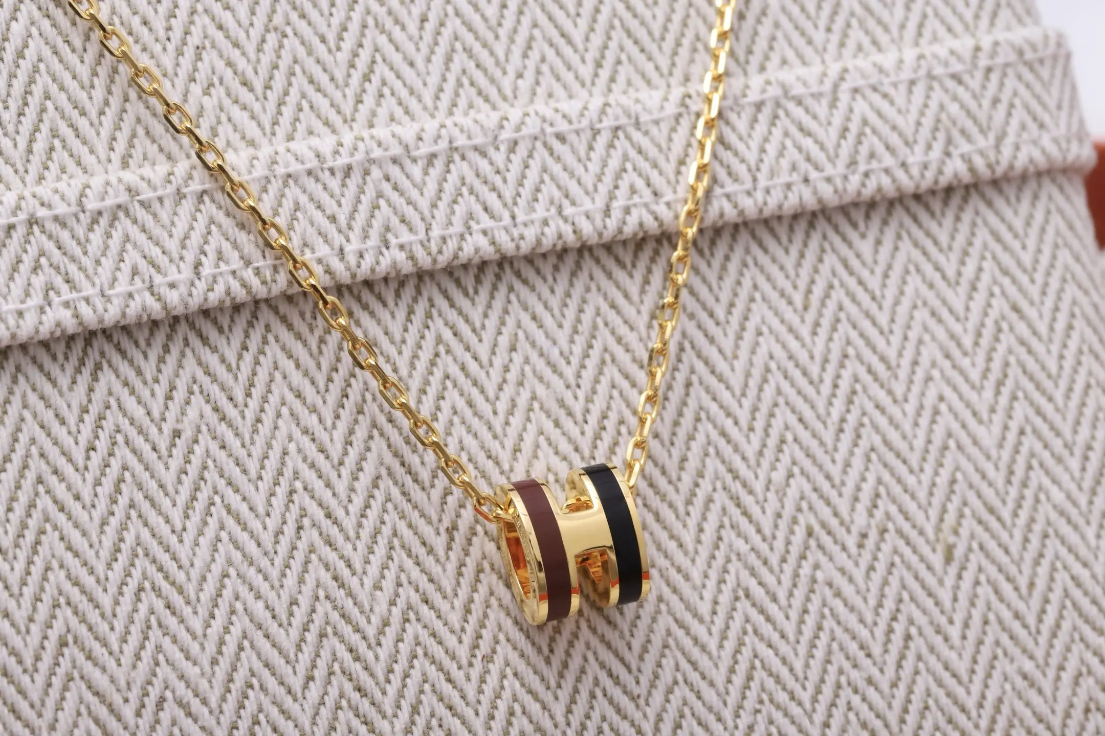 Mini Pop H Pendant Necklace D23516794 — view 3