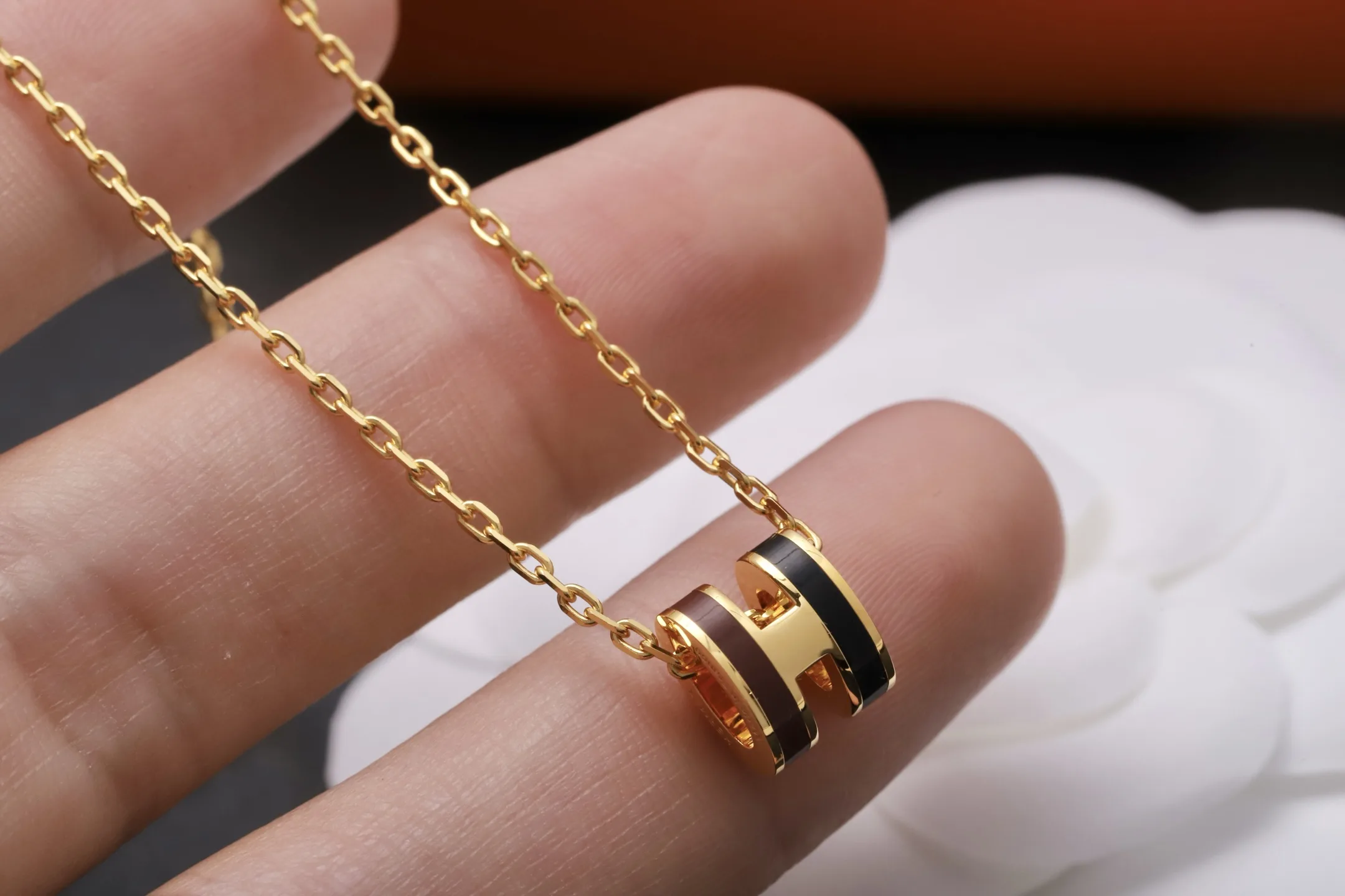 Mini Pop H Pendant Necklace D23516794 — view 4