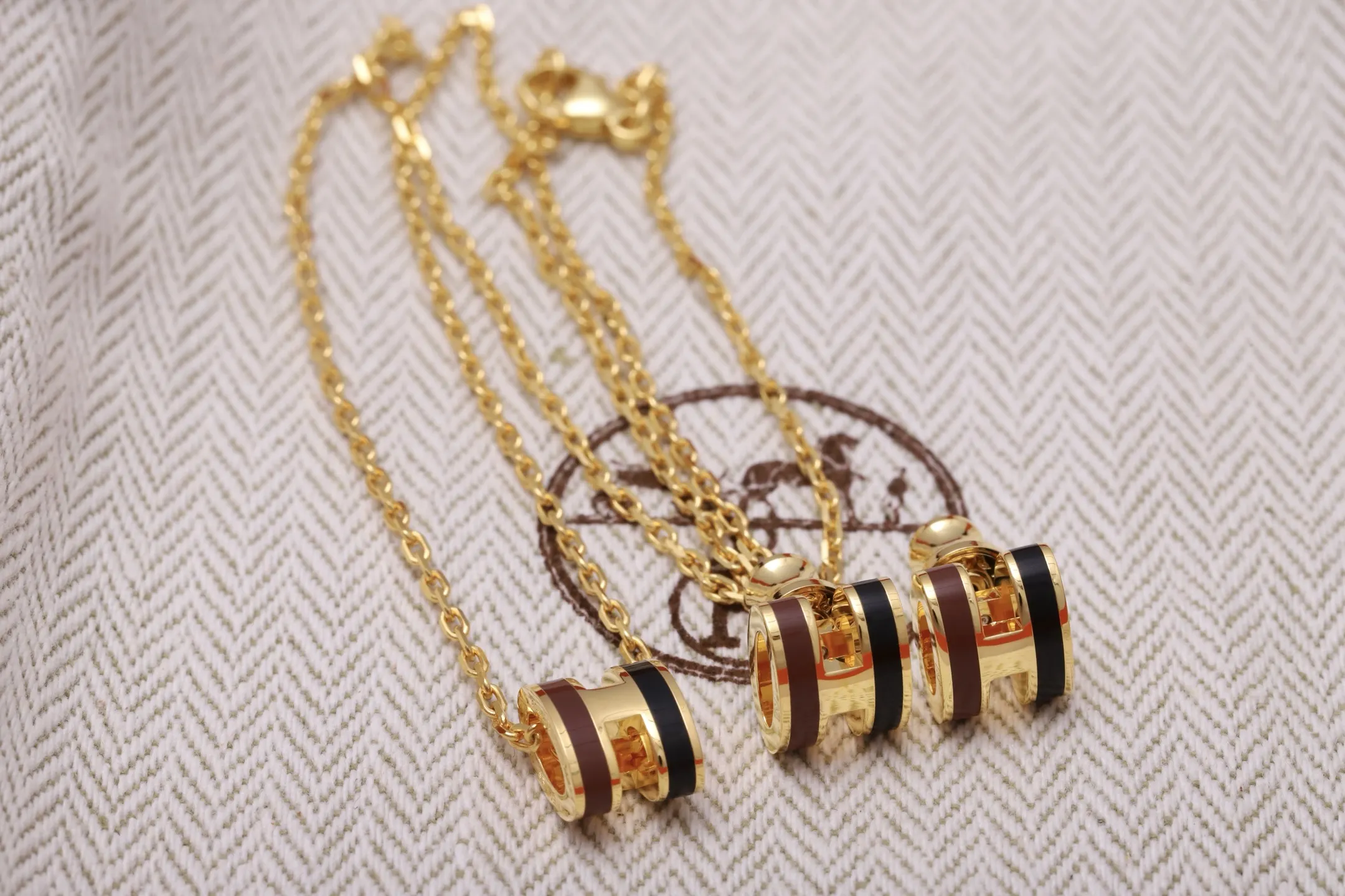 Mini Pop H Pendant Necklace D23516794 — view 6