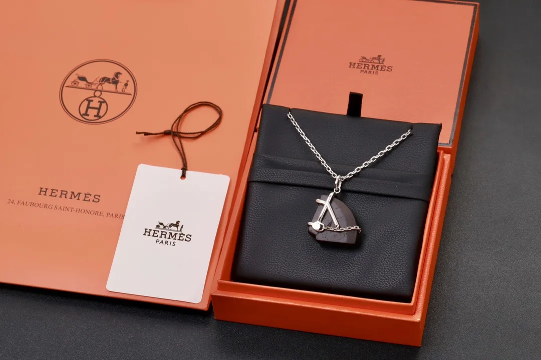 Panache Horse Head Pendant Necklace D16017711 — view 2
