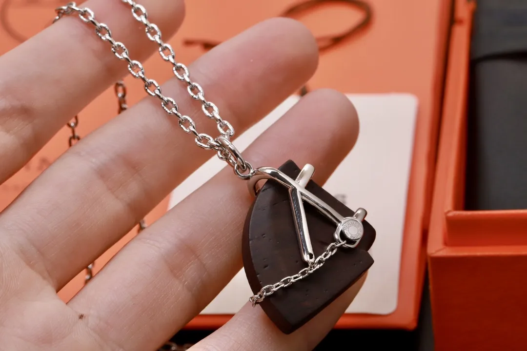 Panache Horse Head Pendant Necklace D16017711 — view 4