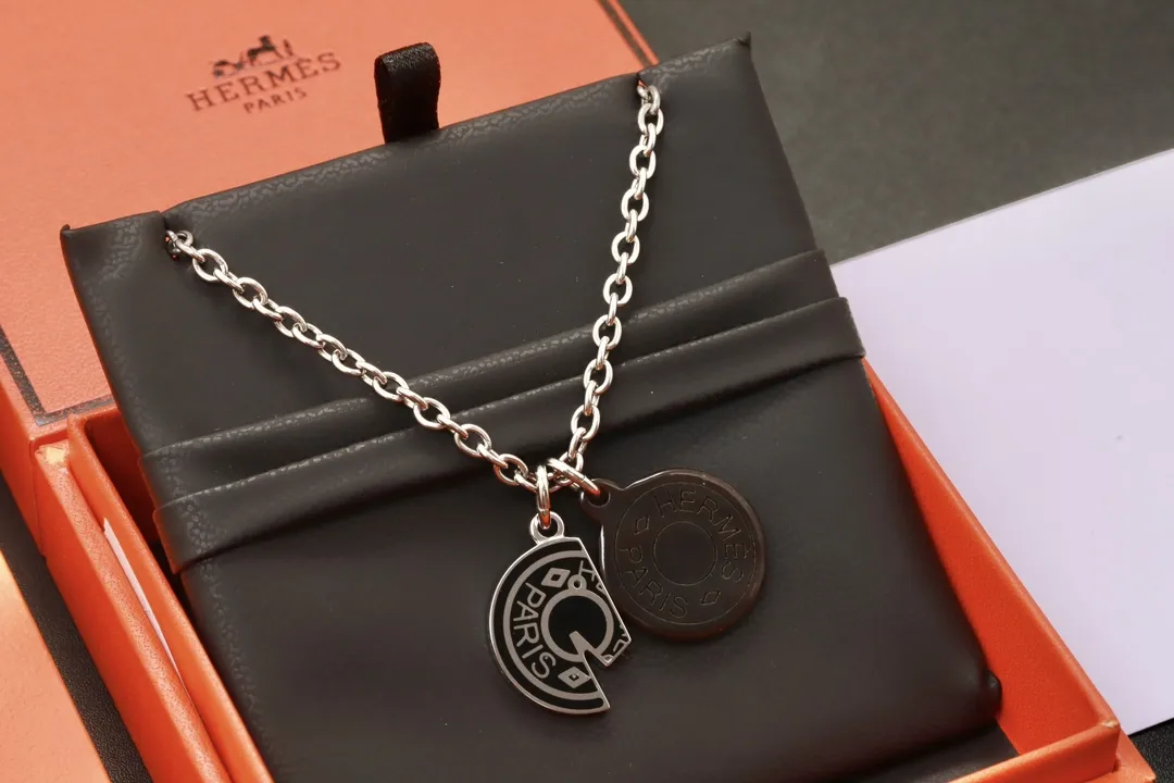Buffalo Horn and Lacquer Pendant Necklace D19517717 — view 3